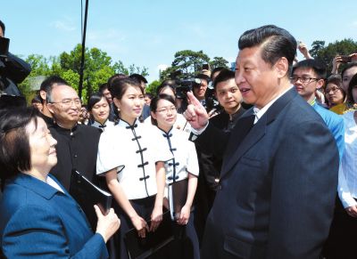 習(xí)近平在校園觀(guān)看北大師生紀(jì)念五四運(yùn)動(dòng)95周年青春詩(shī)會(huì)時(shí)同朗誦者親切交談。新華社發(fā)