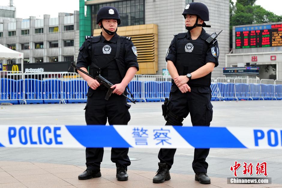 圖為廣州特警在案發(fā)現場戒備。
