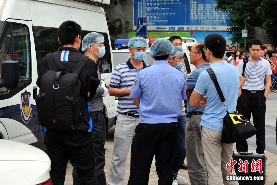 圖為警方在案發(fā)現場取證調查。
