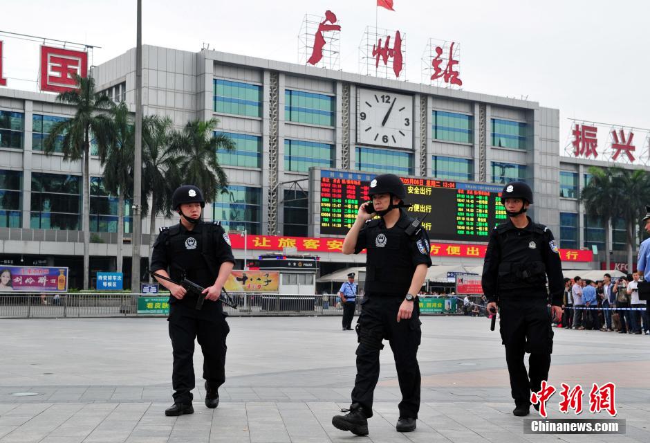 圖為廣州特警在案發(fā)現場戒備。