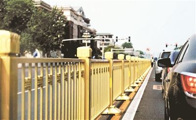 從復(fù)興門(mén)到建國(guó)門(mén)，長(zhǎng)安街一線全部更換為金色護(hù)欄 攝影/本報(bào)記者 郝羿