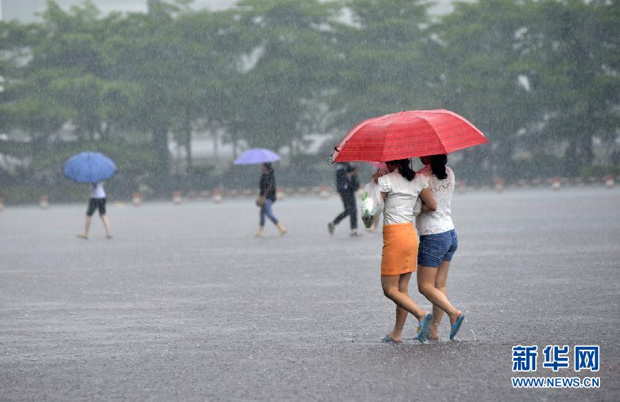 5月11日，市民在深圳梅林檢查站廣場(chǎng)冒雨出行。