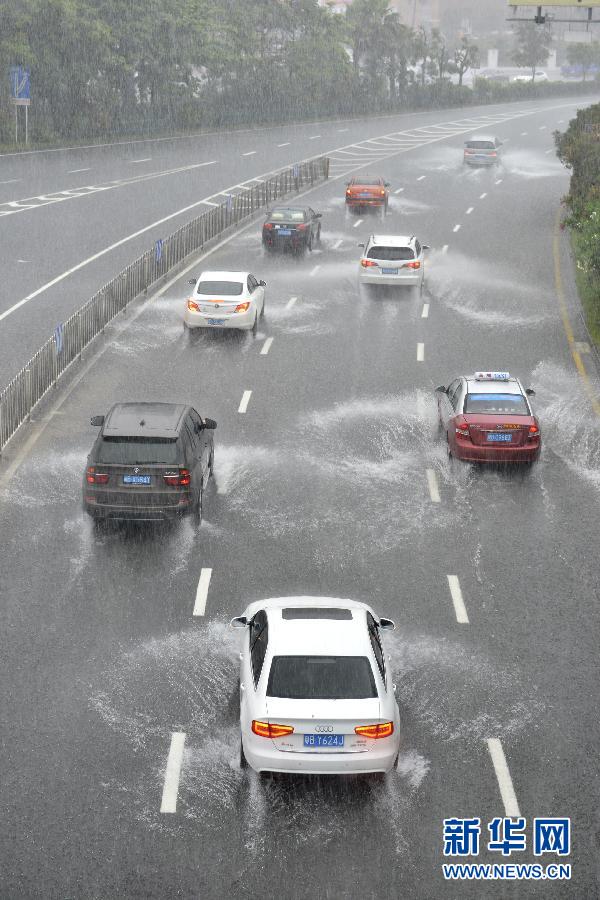 　5月11日，車輛在深圳街頭涉水前行。
