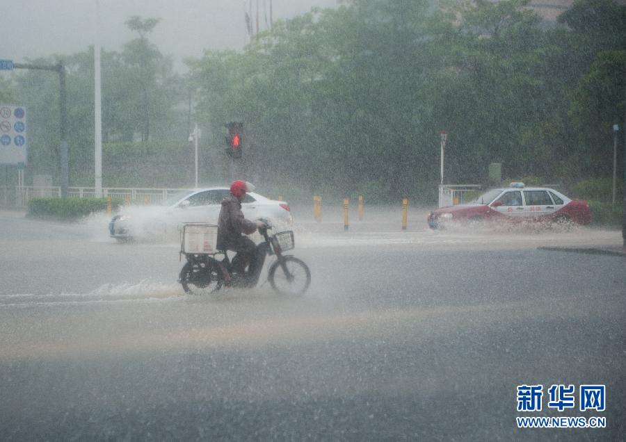 5月11日，車輛在深圳西麗留仙大道涉水前行。