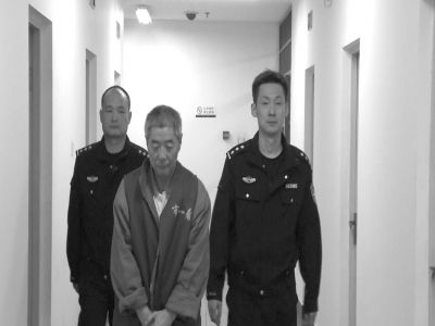 向南夫被帶出監(jiān)室接受提審。警方供圖