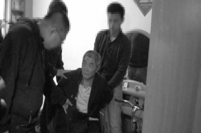 　向南夫被警方抓獲。