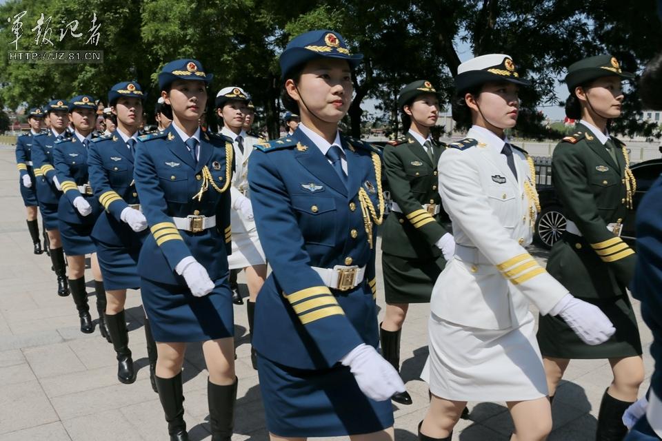 解放軍首批女儀仗兵亮相，90%以上擁有大專以上學歷，平均身高1.72米。圖為女兵儀仗隊。
