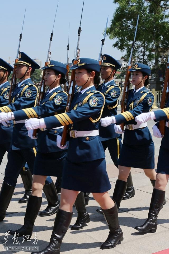 　解放軍首批女儀仗兵亮相，90%以上擁有大專以上學歷，平均身高1.72米。圖為女兵儀仗隊。