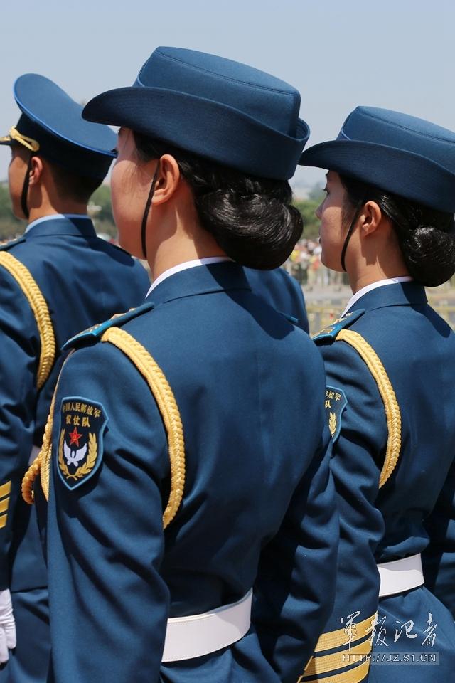 解放軍首批女儀仗兵亮相，90%以上擁有大專以上學歷，平均身高1.72米。圖為女兵儀仗隊。