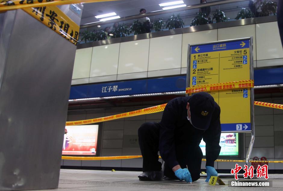 圖為新北市警察在現(xiàn)場勘查。中新社發(fā) 劉舒凌 攝
