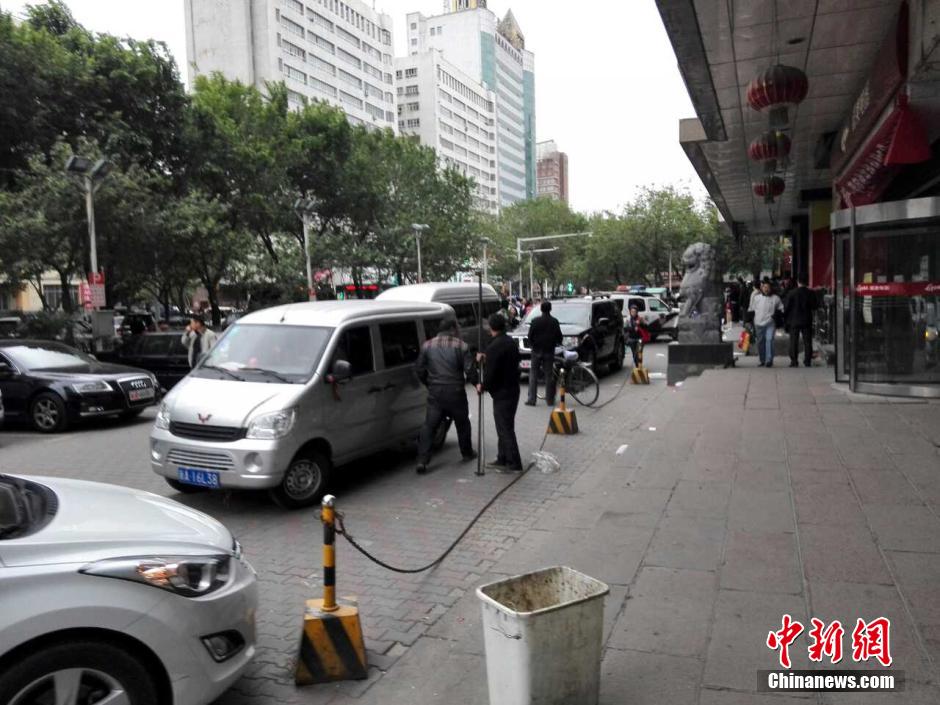 自治區(qū)和烏魯木齊市有關(guān)部門迅速處置，傷員已全部送往醫(yī)院救治。