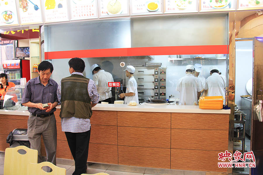 店面仍處于“試營(yíng)業(yè)”狀態(tài),后廚的設(shè)備嶄新,看起來還算整潔。