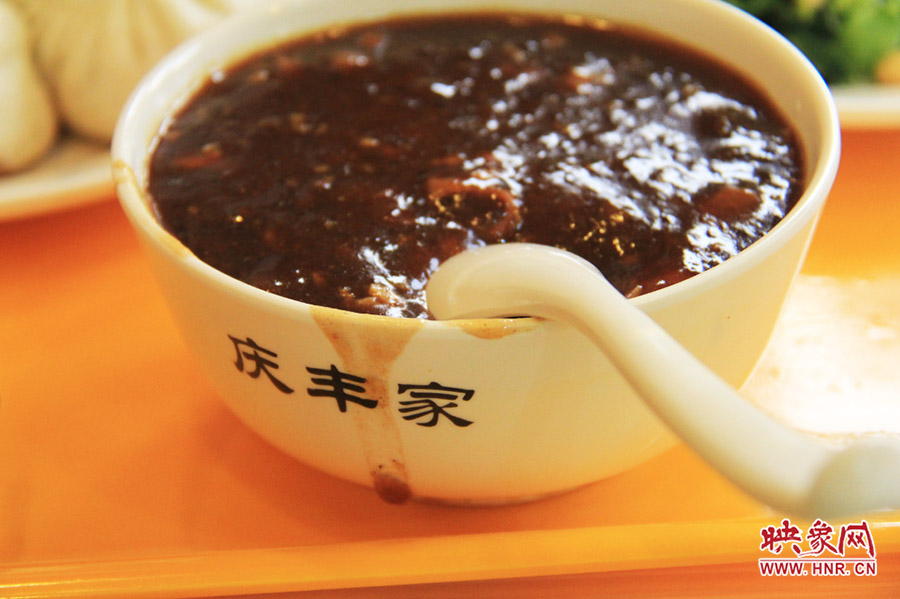 一碗炒肝,看上去也有滋有味。