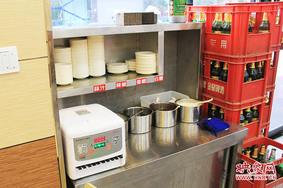 調(diào)料、小碟、餐具也都被放在另一張單獨(dú)的桌子上,需要用餐者“自助”。