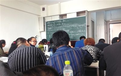 5月6日，大慶市，油田實行招工考試后，出現(xiàn)了各種考前輔導(dǎo)班。