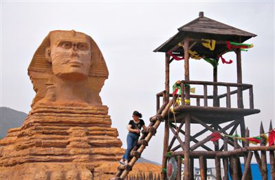 一游客在河北石家莊某地的“獅身人面像”前。