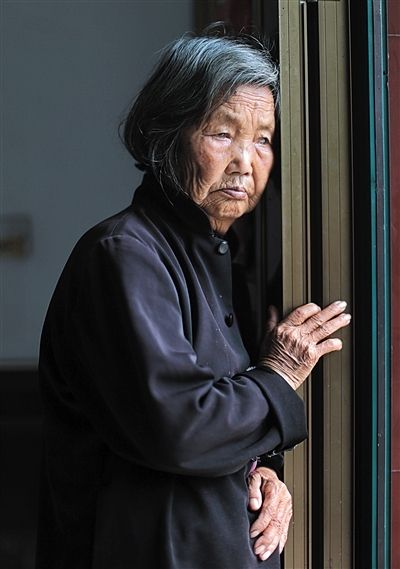 為了能“睡棺木”土葬，潘秀英四次喝農(nóng)藥自殺，后被搶救過來。