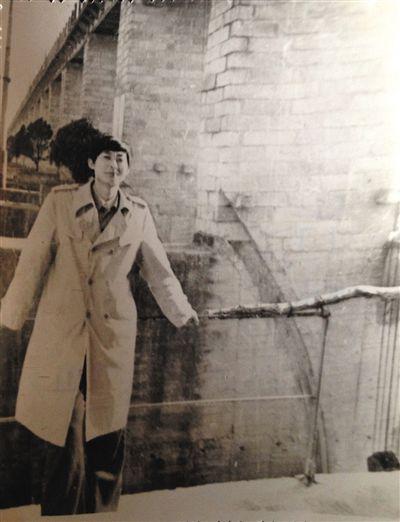 1995年，于英生在蚌埠淮河閘上留影。
