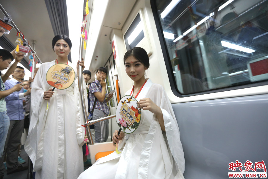 乘著龍舟“穿越”到鄭州的兩位古裝美女。