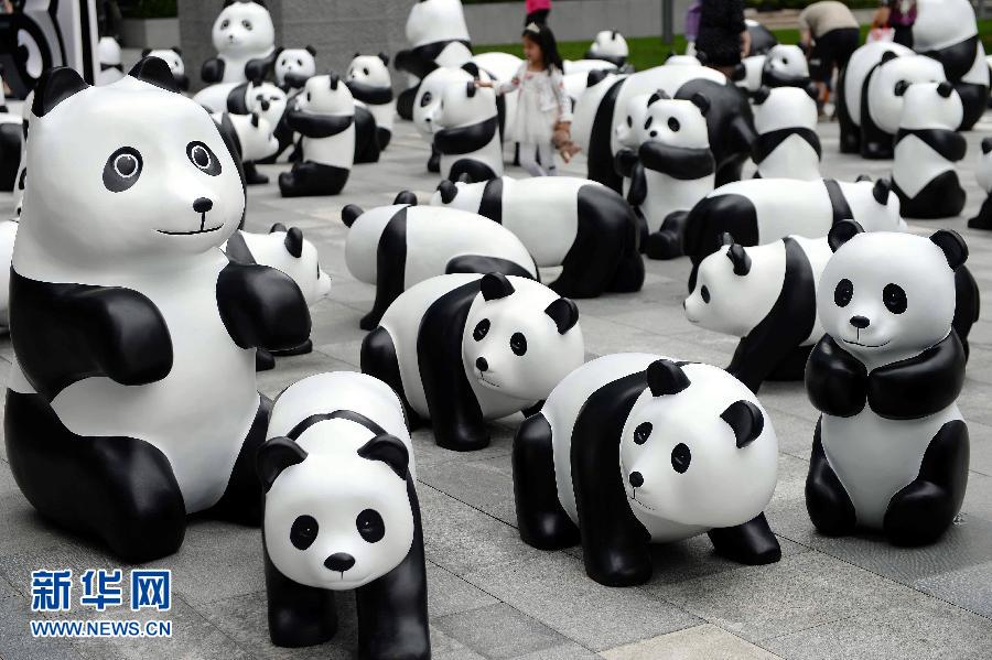 這是6月2日在上海靜安嘉里中心廣場拍攝的萌態(tài)百出的“熊貓”大軍。