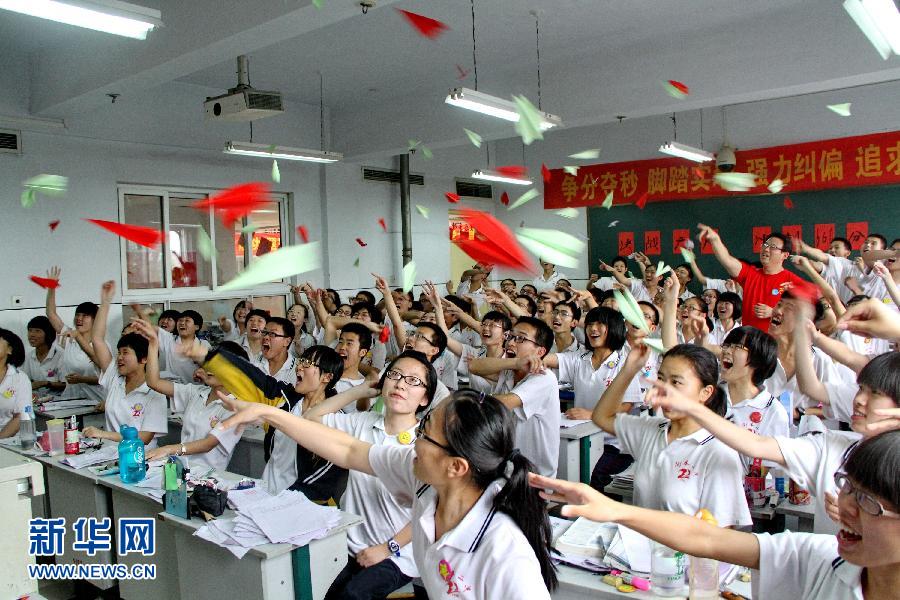  6月3日，河北省衡水市第二中學(xué)高三學(xué)生在教室里用扔紙飛機(jī)的方式舒緩心情。