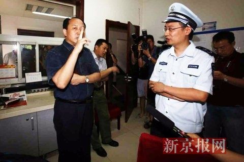 國(guó)家文物局的一名工作人員正在與執(zhí)法人員對(duì)峙。新京報(bào)記者 高瑋 攝