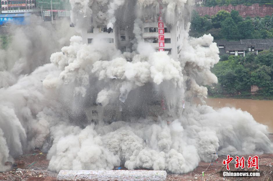 6月6日13時(shí)，貴州仁懷茅臺大橋及鐘樓整體爆破成功。