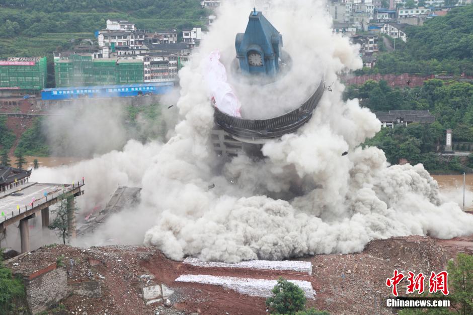 6月6日13時(shí)，貴州仁懷茅臺大橋及鐘樓整體爆破成功。