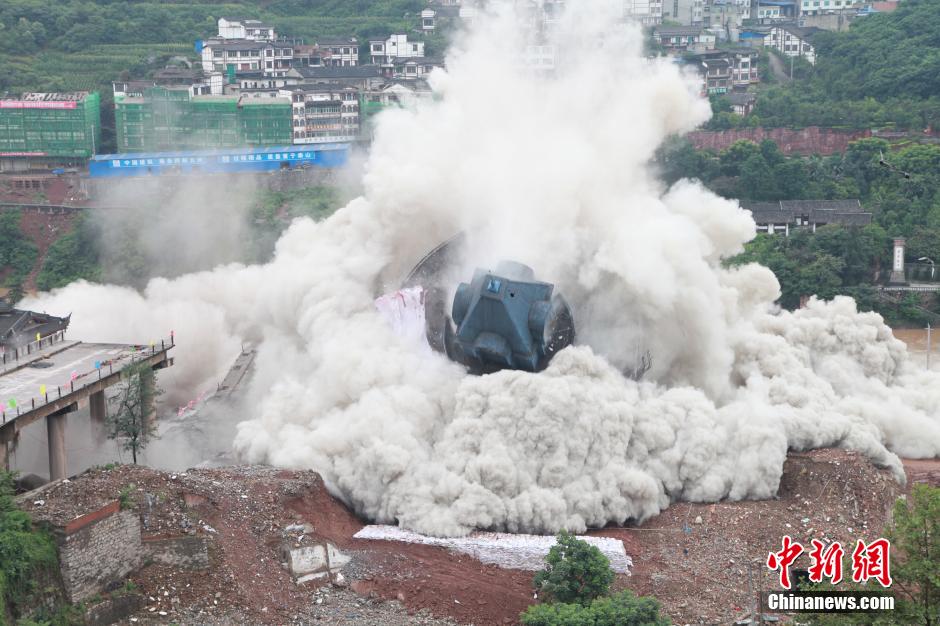 6月6日13時(shí)，貴州仁懷茅臺大橋及鐘樓整體爆破成功。