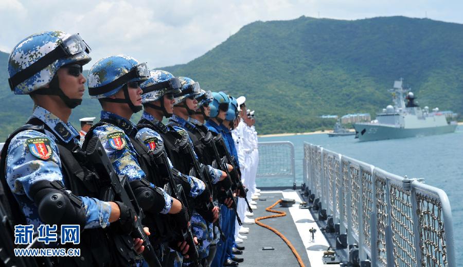 6月9日，在三亞某軍港，?？谂灩俦半S艦出海的特戰(zhàn)隊員離開碼頭。