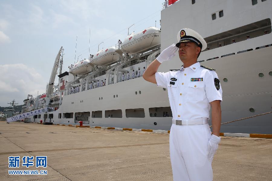 6月9日，在浙江舟山某軍港，和平方舟醫(yī)院船船長章榮華請示起航。