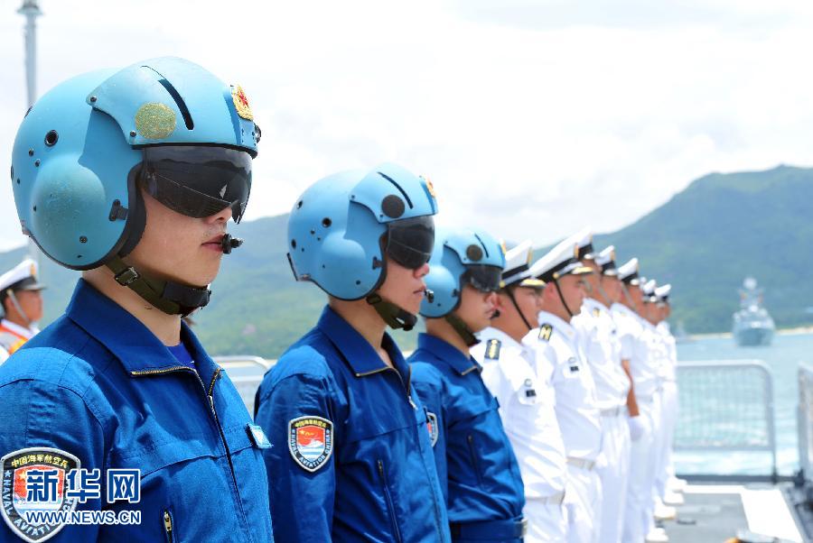  6月9日，在三亞某軍港，隨?？谂瀰⒀莸呐炤d直升機(jī)飛行員整裝待發(fā)。