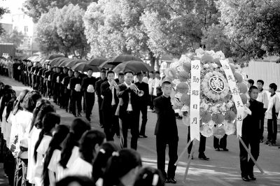 護(hù)送陣亡將士遺骸的隊伍緩緩走入殤墓園。