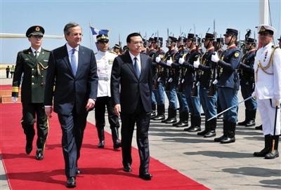 　6月19日，國務(wù)院總理李克強(qiáng)乘專機(jī)抵達(dá)雅典國際機(jī)場(chǎng)，開始對(duì)希臘進(jìn)行正式訪問。