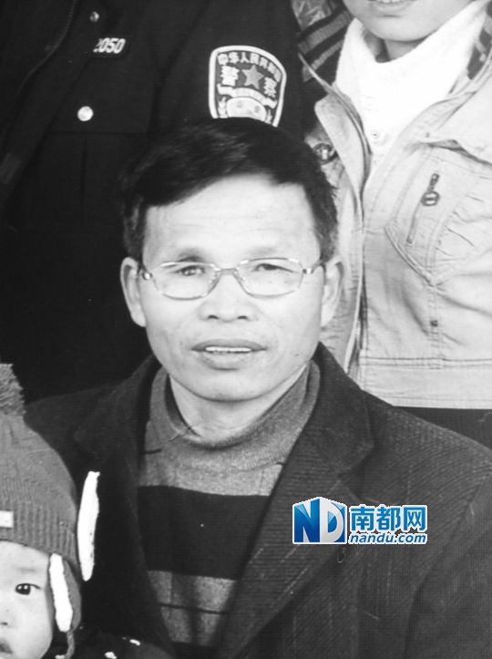  偷拍縣長收禮的萬載縣人汪冬根。