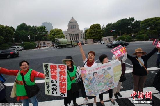 當(dāng)?shù)貢r(shí)間5月13日，日本示威者在位于東京的國(guó)會(huì)議事堂外高喊口號(hào)，反對(duì)日本政府計(jì)劃修憲以解禁自衛(wèi)權(quán)。