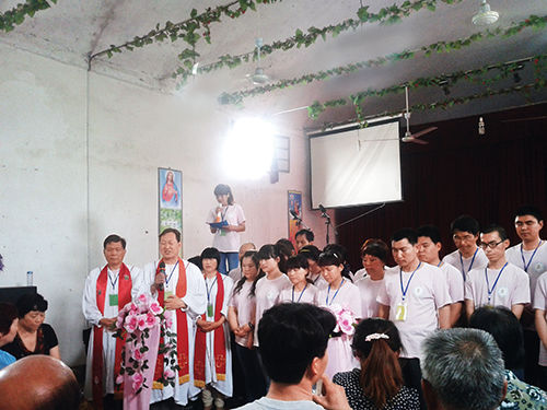 2013 年初，“全范圍教會(huì)”的信徒在參加集會(huì)。