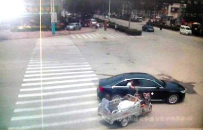 23日中午，陳母被突然噴毒。新京報記者 王瑞鋒 攝
