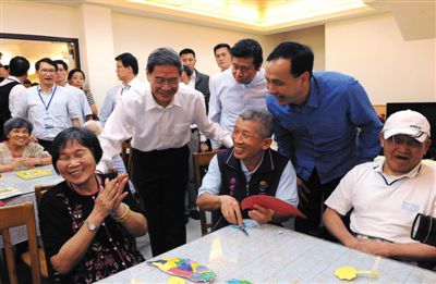 　昨日，張志軍前左二和陪同的新北市長朱立倫與老人們交談。