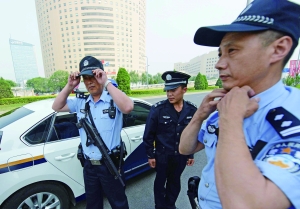 鳥(niǎo)巢附近,兩名民警和一名輔警負(fù)責(zé)該區(qū)域的巡邏任務(wù)。