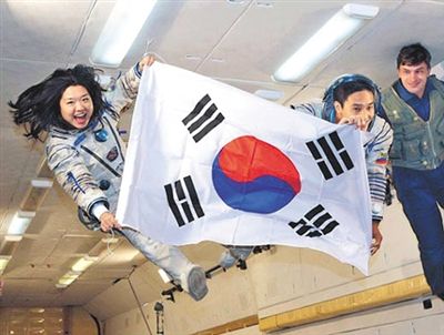 　2007年9月10日，李炤燕（左）在俄羅斯首都莫斯科接受零重力飛行訓(xùn)練。