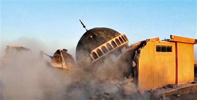 ISIS武裝人員駕駛推土機推倒一座清真寺的墻體。