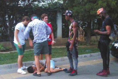 外籍男子路邊發(fā)現(xiàn)醉漢將其圍住。