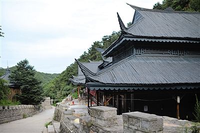 　7月9日，密云水庫附近隸屬于某單位的栗林度假山莊，建筑風(fēng)格古色古香