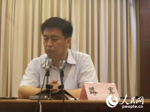 面對近百名記者，路軍當(dāng)場哭泣，現(xiàn)場集體為遇難者默哀。
