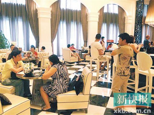 　昨天雖是工作日,但南海區(qū)某樓盤客流不少。