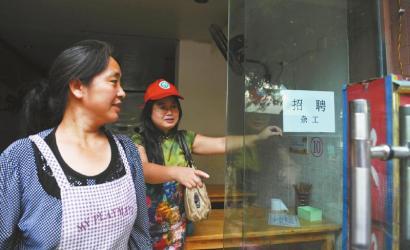8月14日，市民志愿者體驗(yàn)城管執(zhí)法招呼商家不要亂張貼。