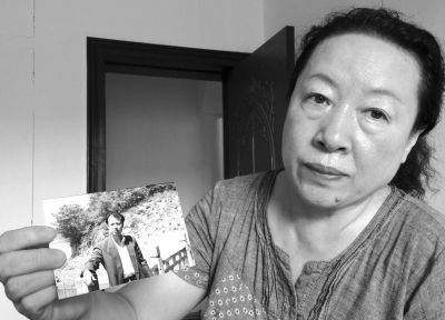 劉吉強(qiáng)的姐姐劉麗霞手持弟弟當(dāng)年的照片。劉吉強(qiáng)在給家人的書信中多次要求申冤，家人為此奔走了16年。京華