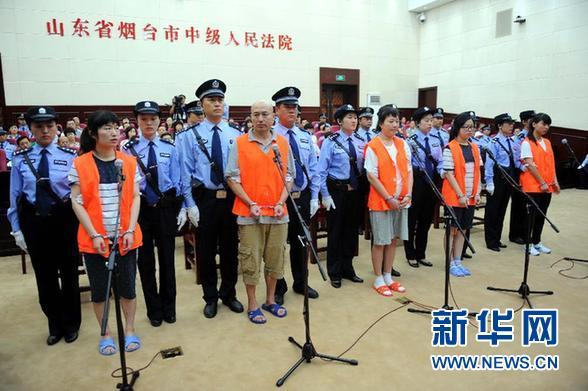 8月21日，被告人張帆、張立冬、呂迎春、張航、張巧聯(lián)到庭。法庭逐一核對(duì)被告人身份。