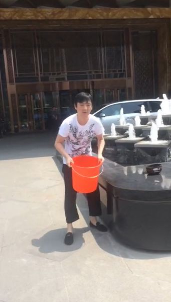 王思聰在進(jìn)行冰桶挑戰(zhàn)。